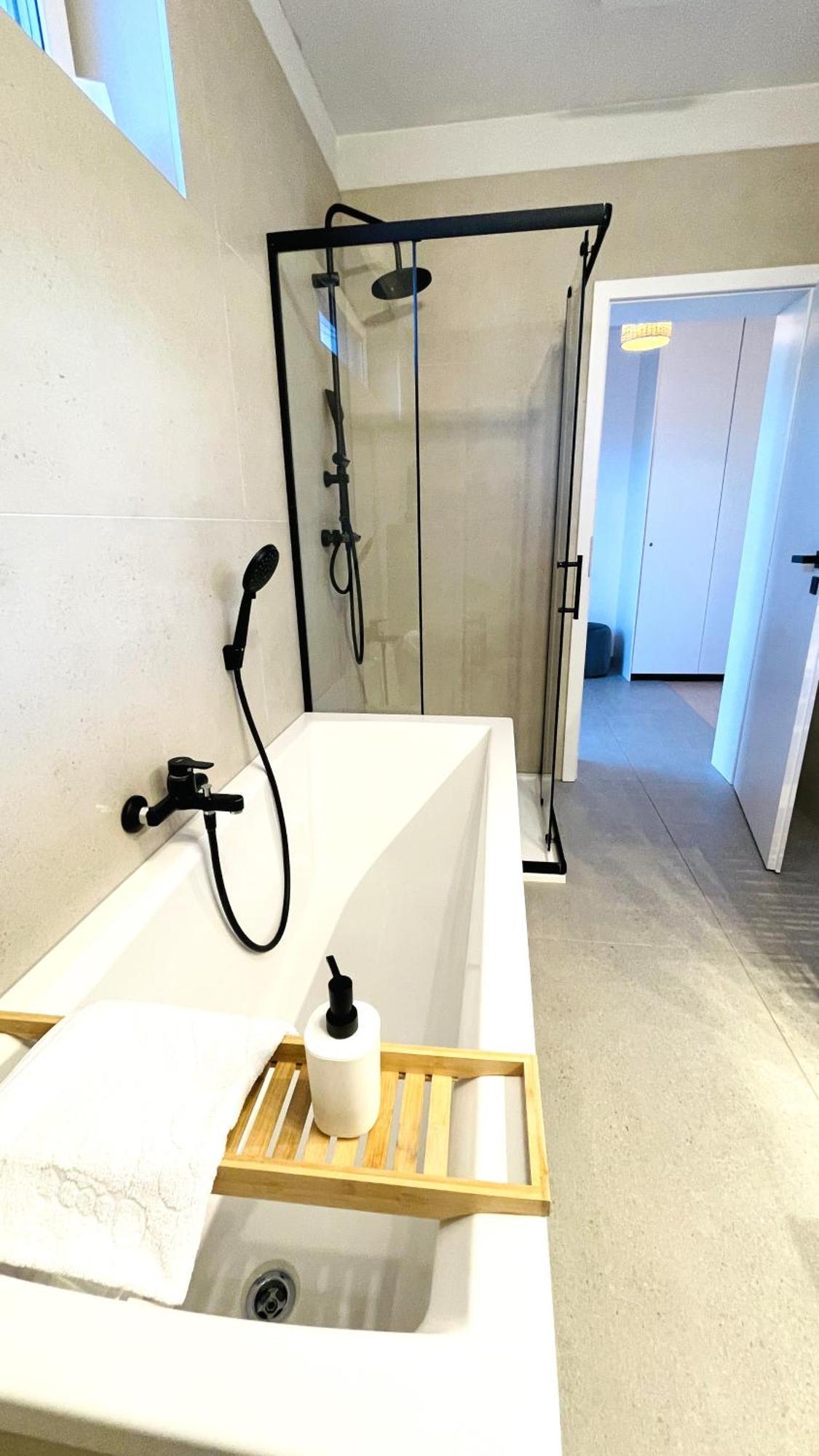 House Flow, 3 Room, Free 2 Parking Bratislava Extérieur photo